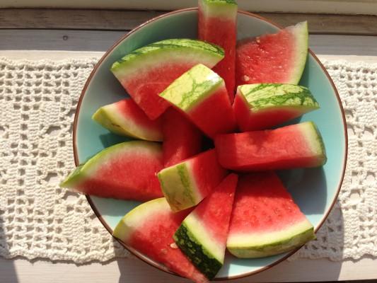 
Sommaren är vattenmelonens högtid. Frukten som egentligen är ett gigantiskt bär tillhör familjen gurkväxter och har 5000 år gamla anor. Den har en svalkande och renande effekt på kroppen. Foto: Pirjo Svensson/Epoch Times                                            