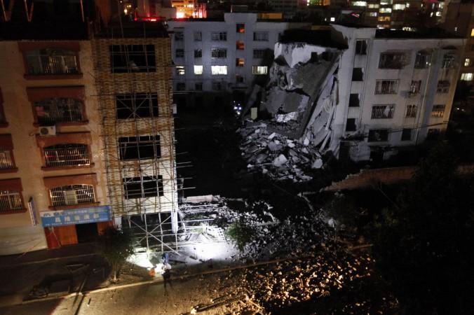 Utredare undersöker en av explosionsplatserna efter bombdådet på eftermiddagen den 30 september i staden Lizhou i södra Kina. (STR/AFP/Getty Images)