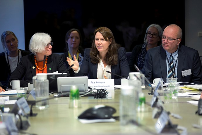 Klimat- och miljöminister Åsa Romson tillsammans med statssekreterare Gunvor G Ericson och Björn Dufva, enhetschef på Kemikalieenheten. (Foto: Martina Huber, Regeringskansliet)