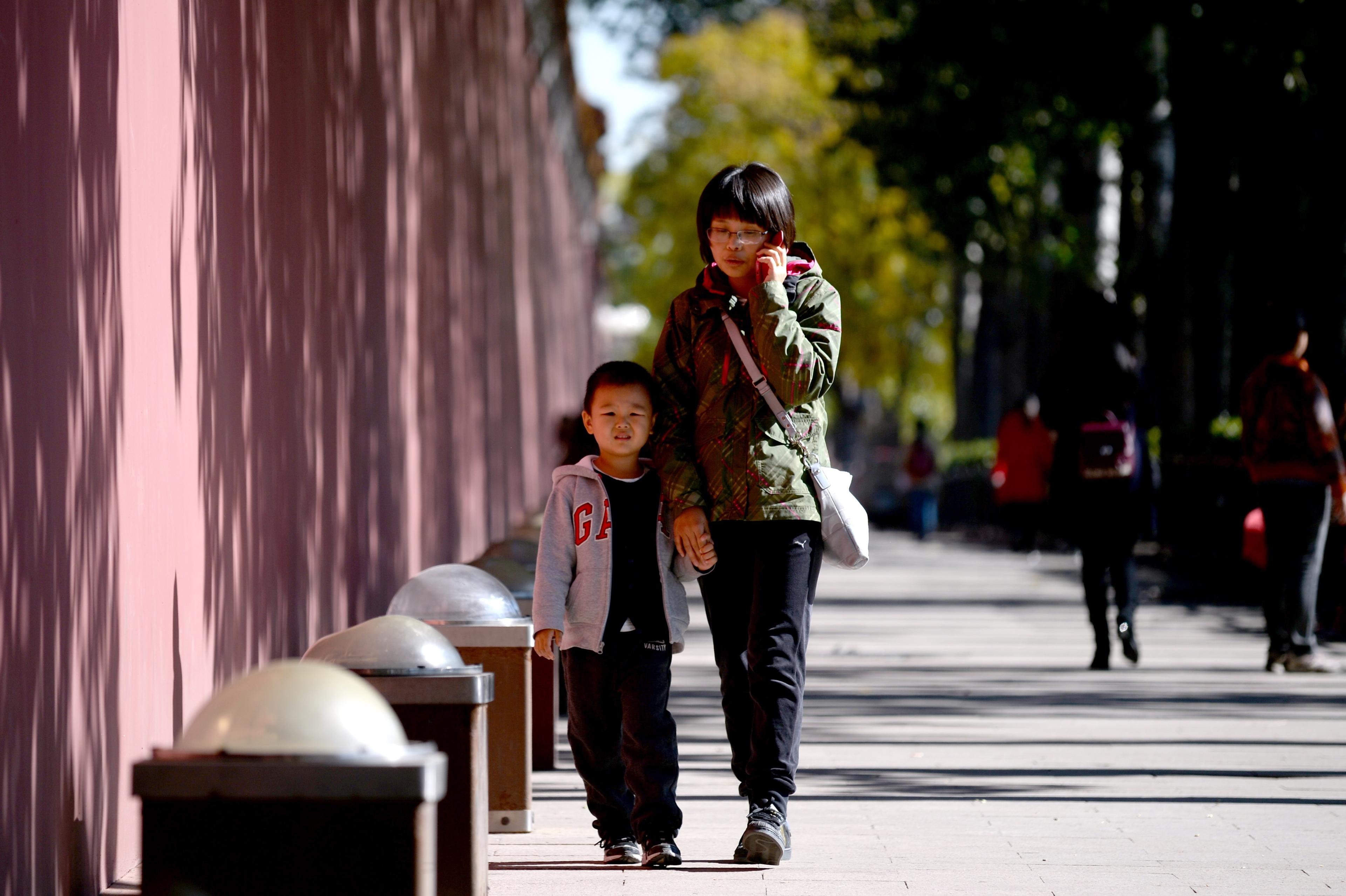  Den 29 oktober meddelade Kina att man avskaffar ettbarnspolitiken.  Man hoppas att det ska hjälpa till att sätta fart på ekonomin. (Foto: Wang Zhao /AFP/Getty Images)