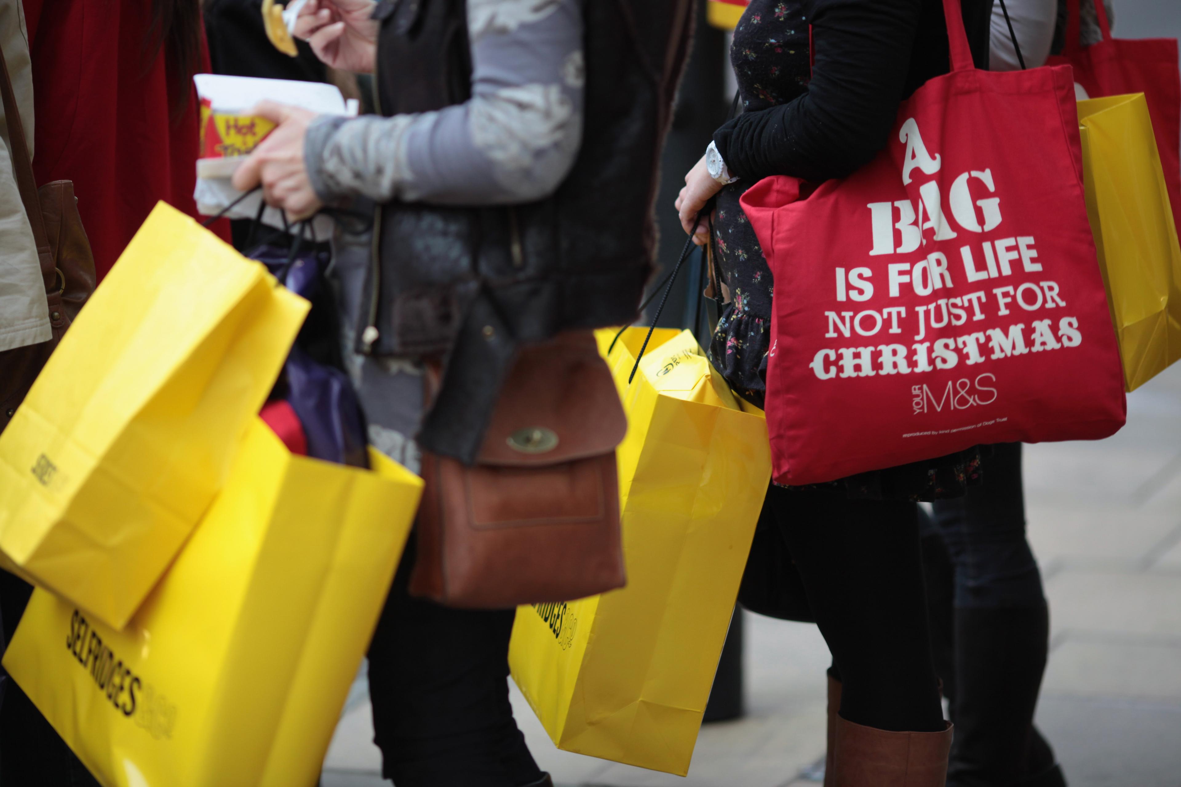"A bag is for life not just for Christmas". En kasse inte bara till jul, utan för ett helt liv. Londons julhandel. (Foto: Dan Kitwood /Getty Images) 
