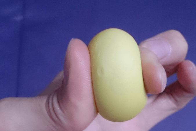 En falsk äggula tillverkad i Kina. (Foto: Sina Weibo)