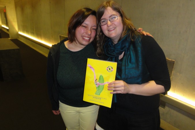 Anneleen Brabants (v) och Klara Schouwaerts njöt av Shen Yun Performing Arts på Concertgebouw i Brygge, Belgien den 23 mars. (Foto: Leonie Uijtdehaag / Epoch Times)