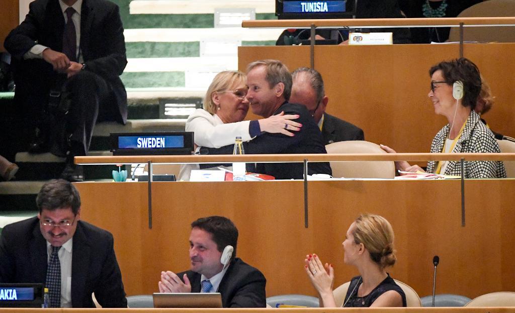 

Utrikesminister Margot Wallström (S) och FN-ambassadör Olof Skoog kramas i FN:s generalförsamling efter att Sverige i förra veckan valdes in i FN:s säkerhetsråd. (Foto: Pontus Lundahl/TT)                                            