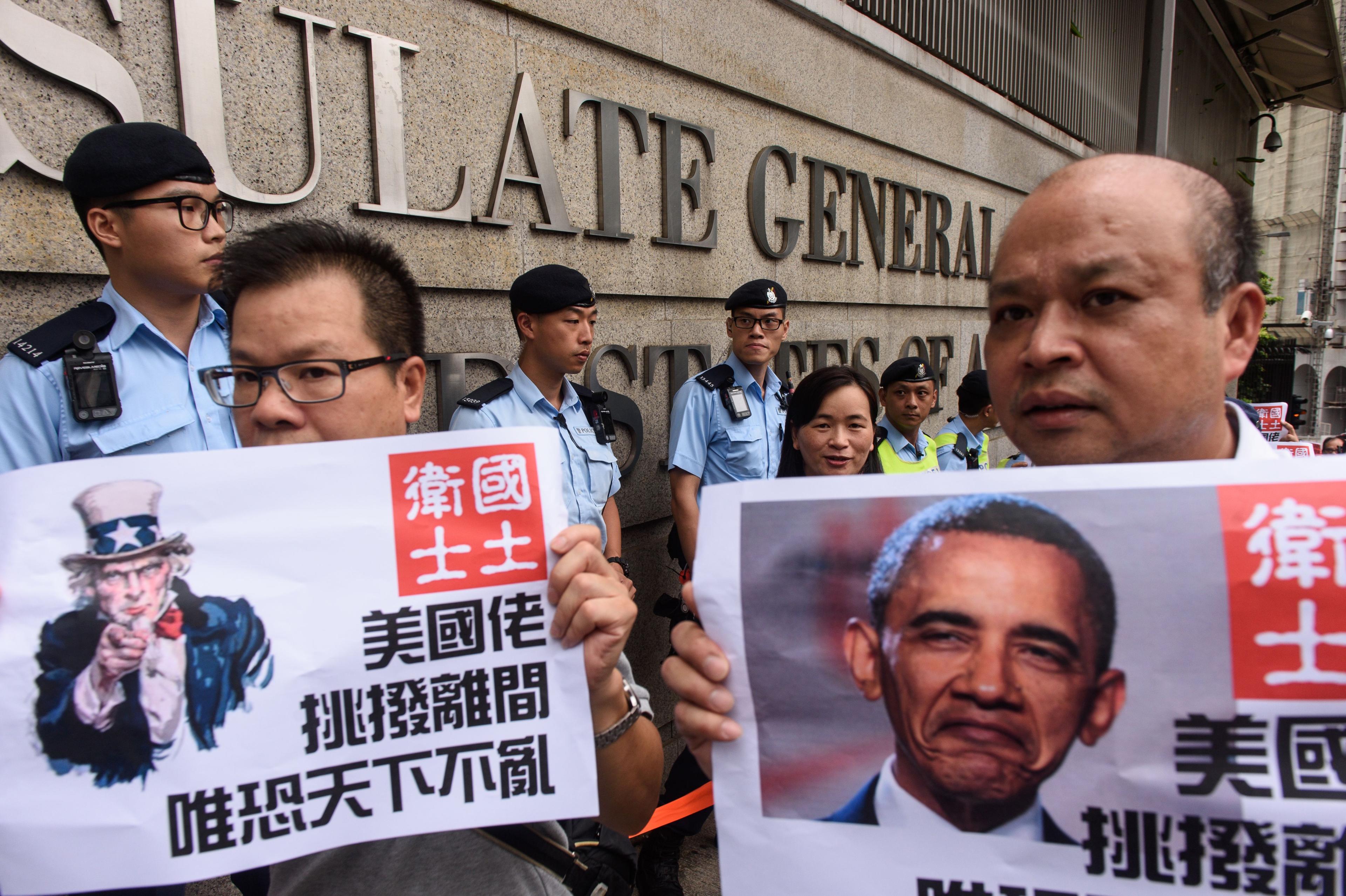 Prokinesiska demonstranter protesterar utanför USA:s konsulat i Hongkong efter domen om Sydkinesiska sjön i Permanenta skiljedomstolen i Haag.  (Foto: Anthony Wallace/AFP/Getty Images)