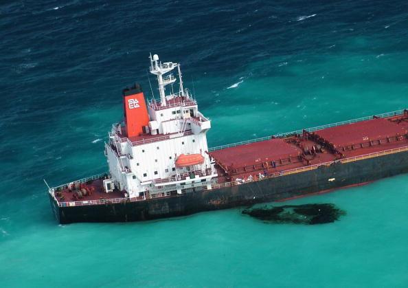Ett kinesiskt kolfartyg gick på grund på Stora barriärrevet den 4 april 2010. Enligt uppgifter hade det 975 ton tjockolja ombord. Sex år senare har ägarna till fartyget kommit överens om att betala en summa pengar till Australien för saneringen av området. (Foto: Maritime Safety Queensland via Getty Images)