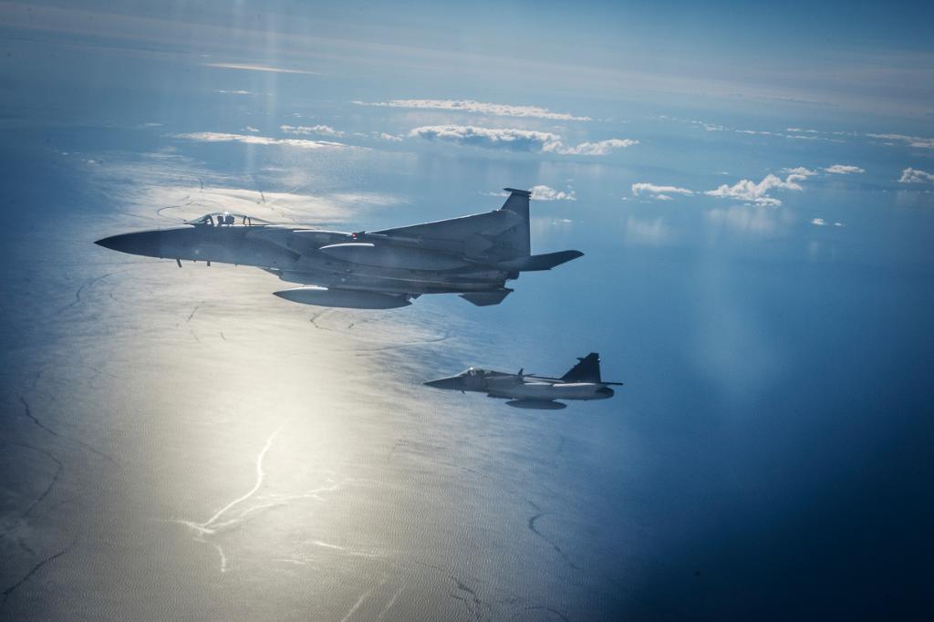 Svenskt luftrum har hittills i år kränkts tolv gånger. På bilden syns ett amerikanskt stridsflygplan av typen F-15 och ett svenskt Gripenplan. Arkivbild. (Foto: Yvonne Åsell / SvD / TT)