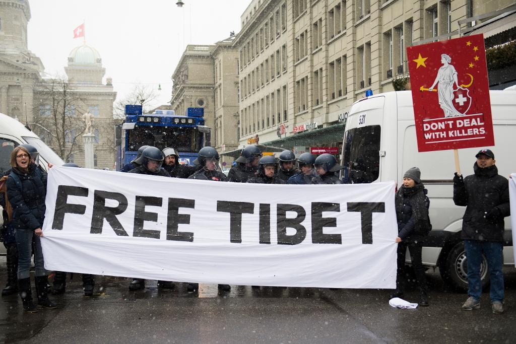 
Omkring 400 personer deltog i demonstrationen för ett fritt Tibet. (Foto: Anthony Anex/Keystone via AP)