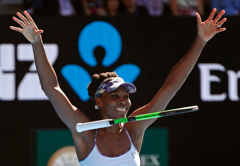 Venus Williams kastade sitt racket efter att ha blivit klar för final i Australian Open. Där möter hon syrran Serena. (Foto: Dita Alangkara/AP/TT)