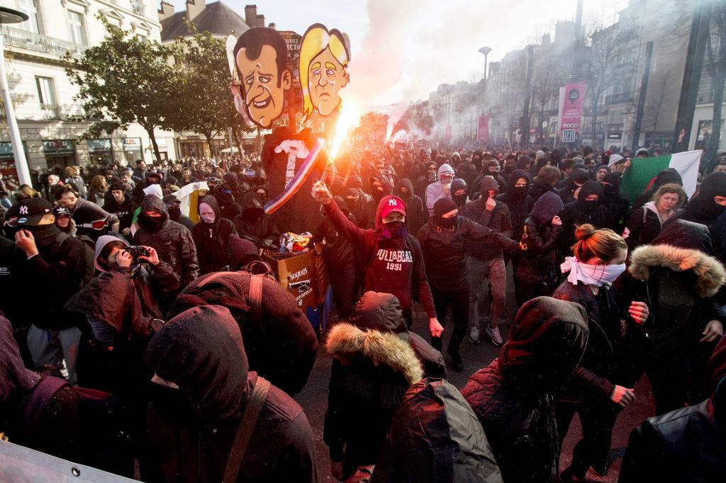 
Flera poliser skadades i samband med protester i Frankrike mot presidentkandidaten Marine Le Pen.
Foto: Martin Bertrand /AFP/TT                                            