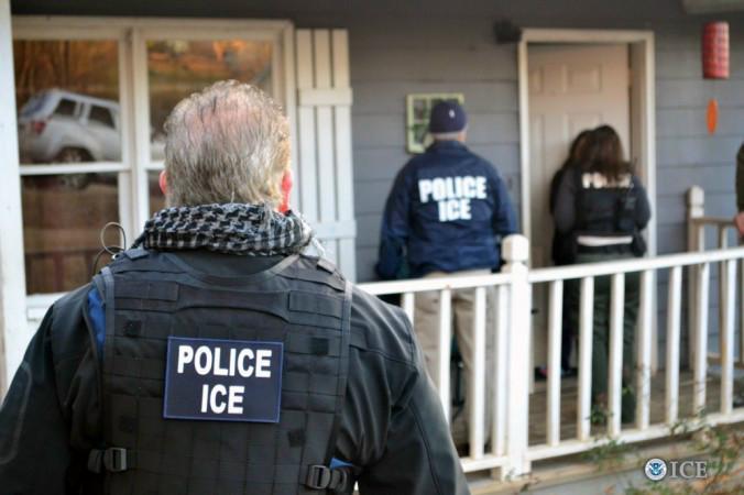 

Agenter från det amerikanska departementet för inrikessäkerhets polisstyrka ICE genomför en insats. Foto: ICE                                                                                        