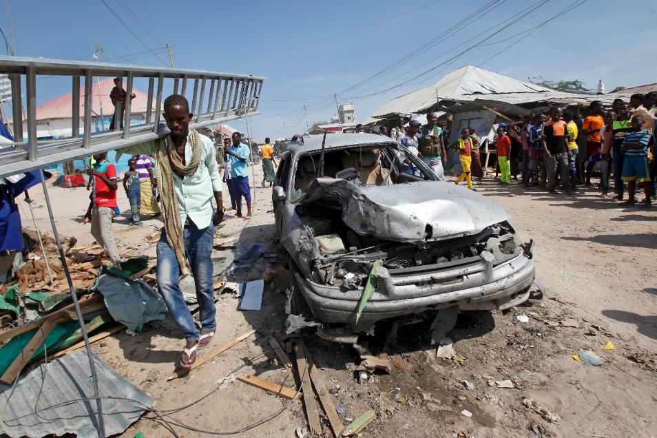 Ett bilvrak efter ett tidigare dåd i Mogadishu. Foto: Farah Abdi Warsameh/AP/TT-arkivbild