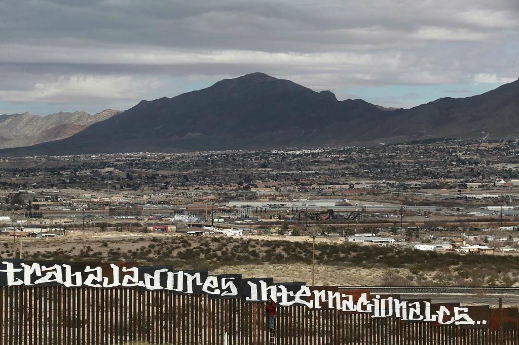 
Gränsen mellan USA och Mexiko, sedd från den mexikanska sidan in mot delstaten New Mexico. Foto: Christian Torres/AP/TT-arkivbild                                            