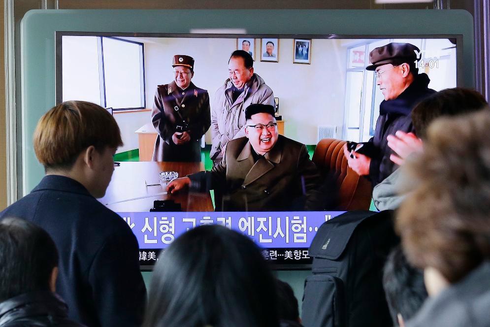 

Människor i Sydkorea ser på tv hur grannlandets diktator Kim Jong-Un övervakar ett test av en ny raketmotor. Foto: Ahn Young-Joon/AP/TT-arkivbild                                            