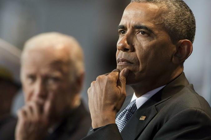 USA:s förre president, Barack Obama, med vicepresident Joe Biden i bakgrunden. Bilden är från januari 2017. Foto: Saul Loeb/AFP/Getty Images
