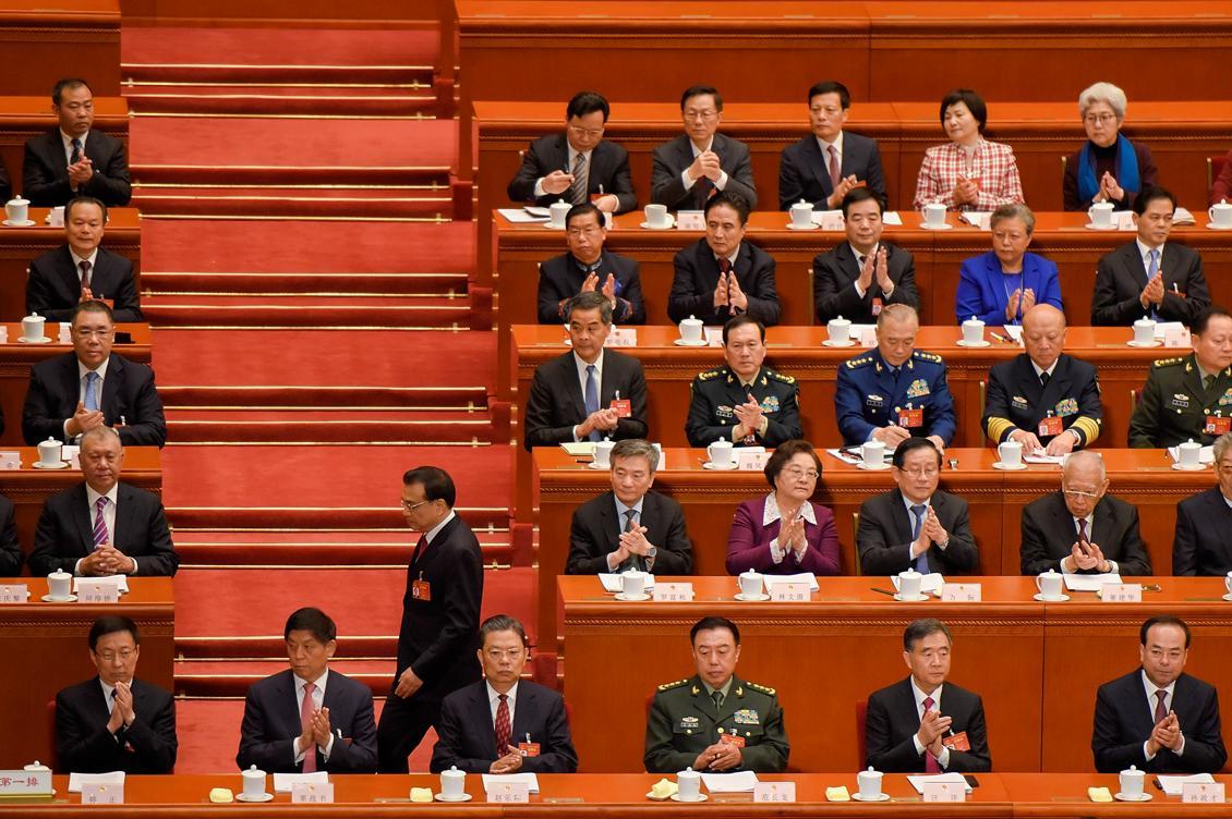 
Kinas premiärminister Li Keqiang rör sig bland delegaterna vid den pågående Nationella folkkongressen i Peking. Foto: Etienne Oliveau/Getty Images                                            