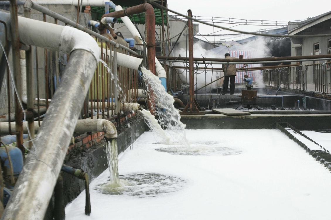 


Från rören kommer smutsvatten från en klädfabrik till en bassäng för behandling, i Chengdu, Kina, 2005. Vattenföroreningen är ett stort problem i Kina, som textilindustrin bidrar till. Foto: China photos/Getty Images                                                                                                                                    