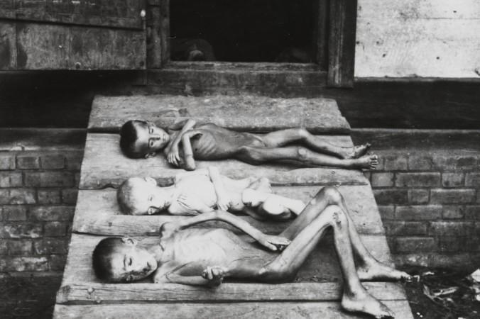 




Tre barn som svälte ihjäl i Ryssland i november eller december 1921, den period som Royal Academy i London ställer ut konst från på sin utställning om "revolutionär konst". Foto: Fridtjof Nansen                                                                                                                                                                                                                            
