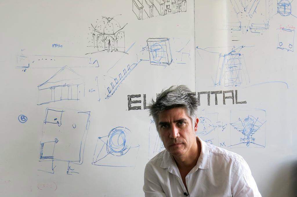
Arkitekten Alejandro Aravena får årets Göteborgspris på en miljon kronor för sitt arbete med prisvärda bostäder i Chile. Foto: Eva Vergara/AP/TT-arkivbild                                            