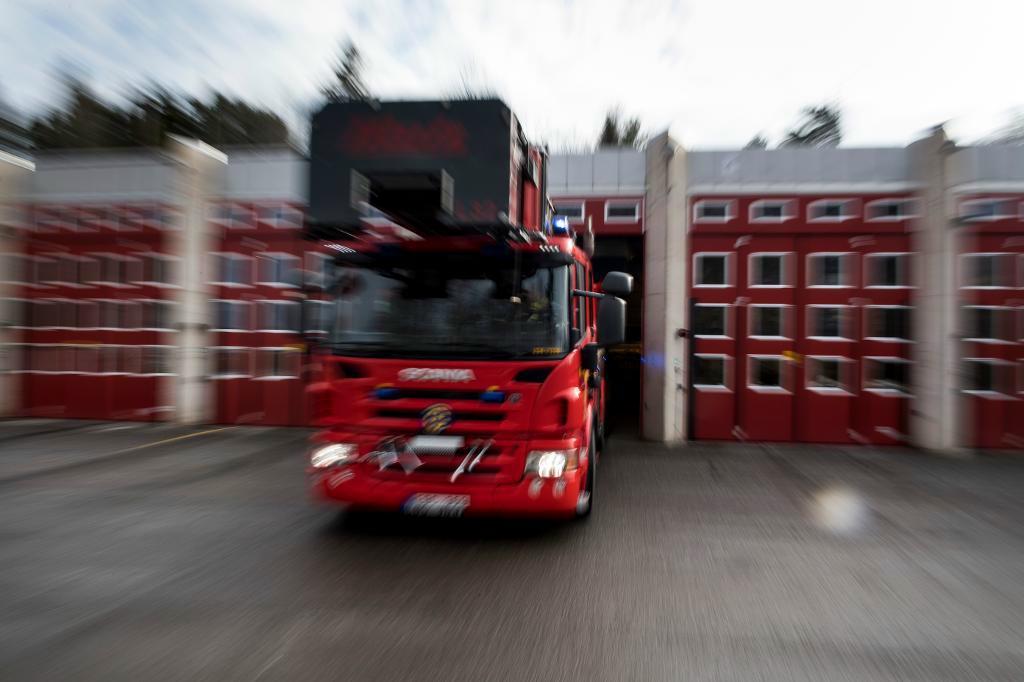 

En byggnad i Borås brinner och räddningstjänsten uppmanar alla i området att gå inomhus och stänga fönster, dörrar och ventilation. Foto: Pontus Lundahl/TT-arkivbild                                                                                        