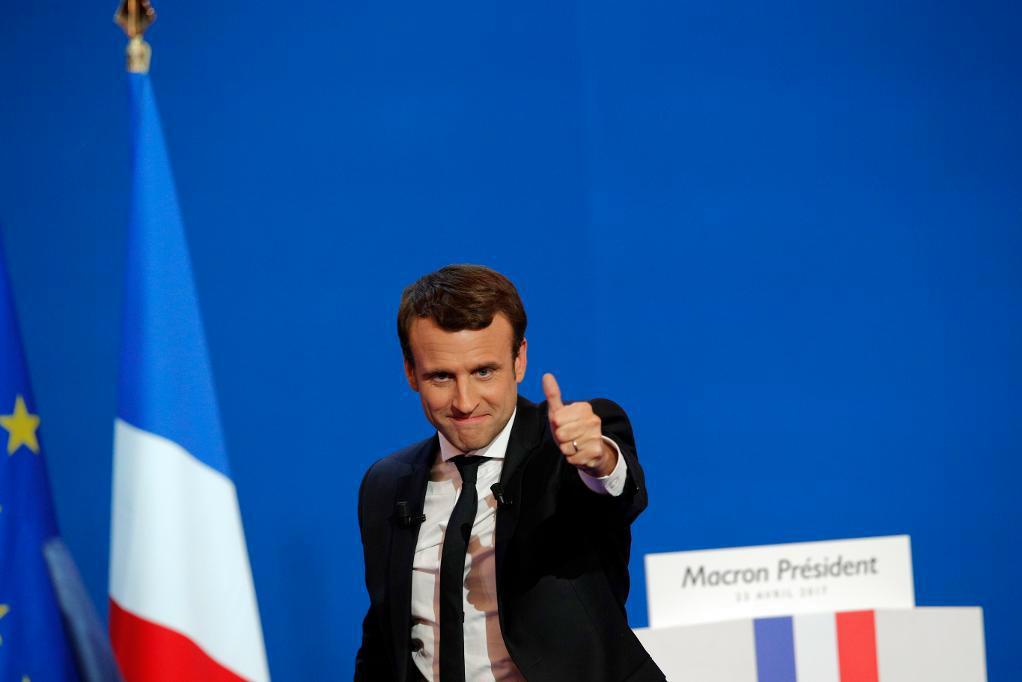 
Emmanuel Macron gör tummen upp. Foto: Christophe Ena/AP/TT                                            