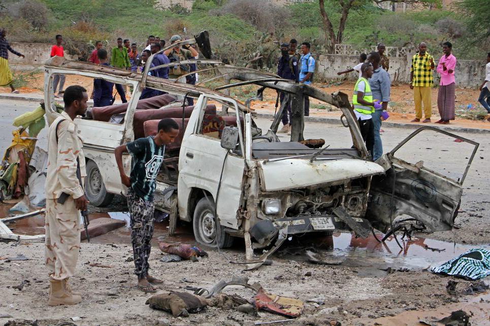 Samtliga i en passerande minibuss dog när en bilbomb exploderade i Mogadishu. Foto: Farah Abdi Warsameh/AP/TT
