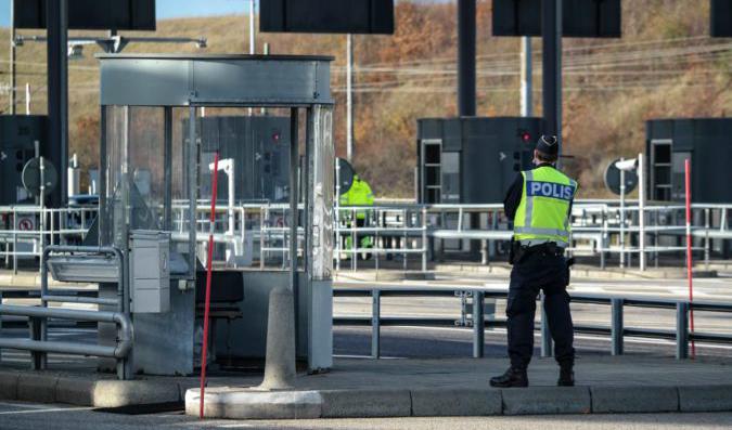 Kontroller av id på tåg-, buss- och färjeresenärerna försvinner natten till torsdag. Foto: Erland Vinberg /TT-arkivbild