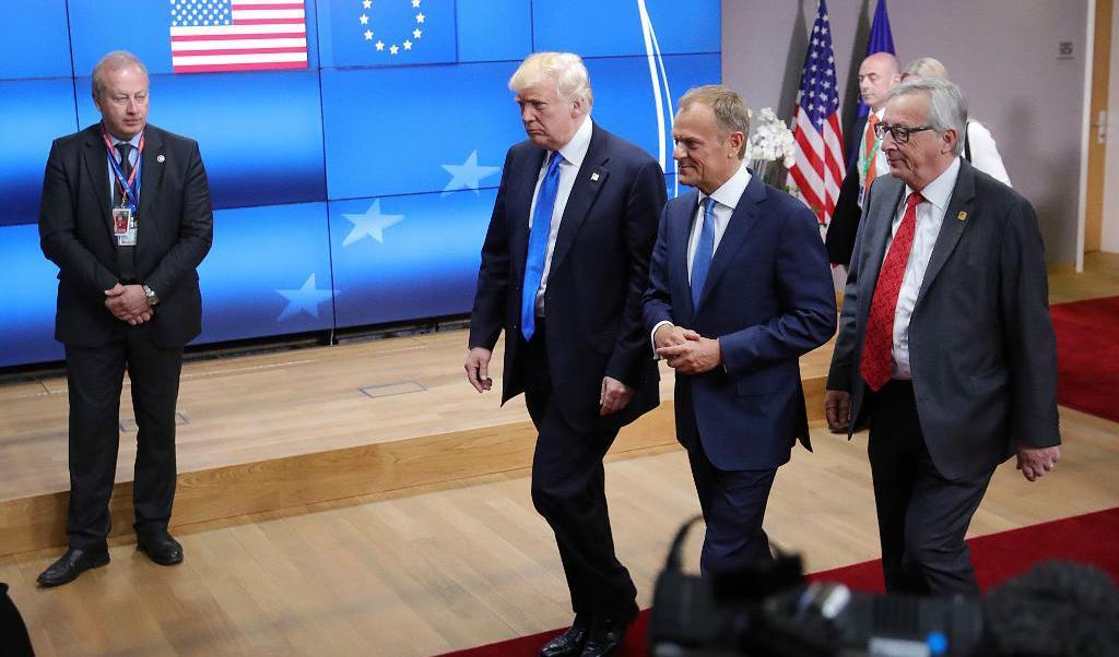 
USA:s president Donald Trump i Bryssel tillsammans med EU:s permanente rådsordförande Donald Tusk och EU-kommissionens ordförande Jean-Claude Juncker. Foto: Olivier Matthys/AP/TT                                            