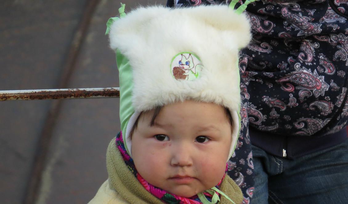 

Barnet tillhör dolgan-folket i Ryssland. När klimatförändringarna påverkar kulturen och folkets sätt att leva, vilken framtid får det här barnet? Foto: Tom Arnbom/WWF                                                                                        