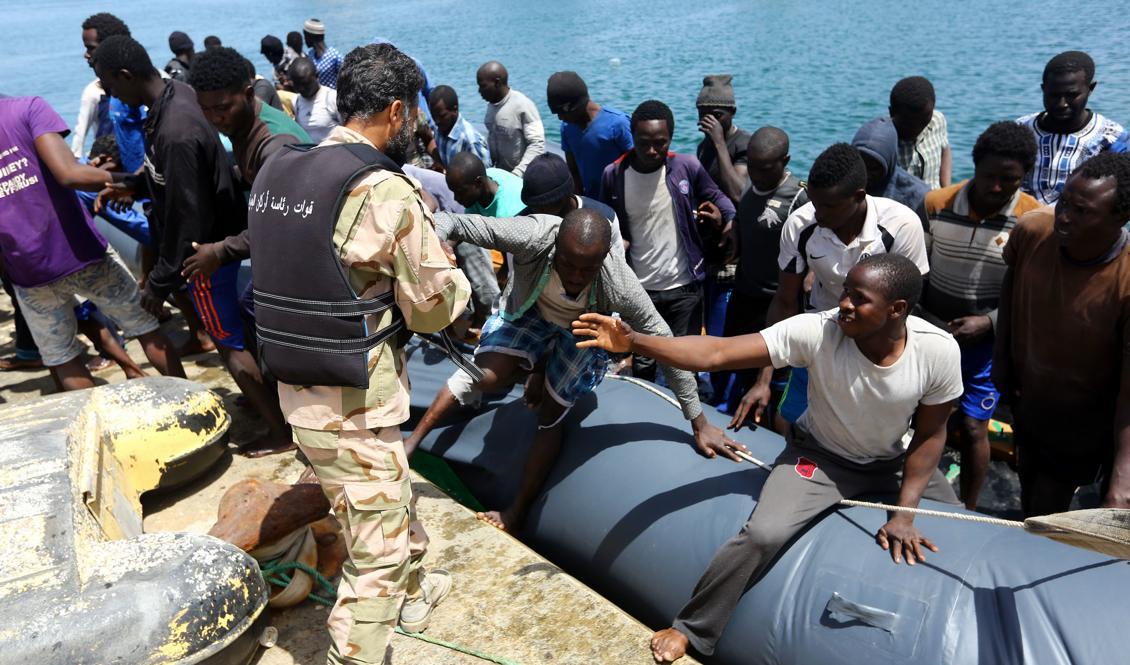 Migranter som räddats utanför Libyens kust tas emot i huvudstaden Tripoli, 6 maj 2017. Foto: Mahmud Turkia/AFP/Getty Images