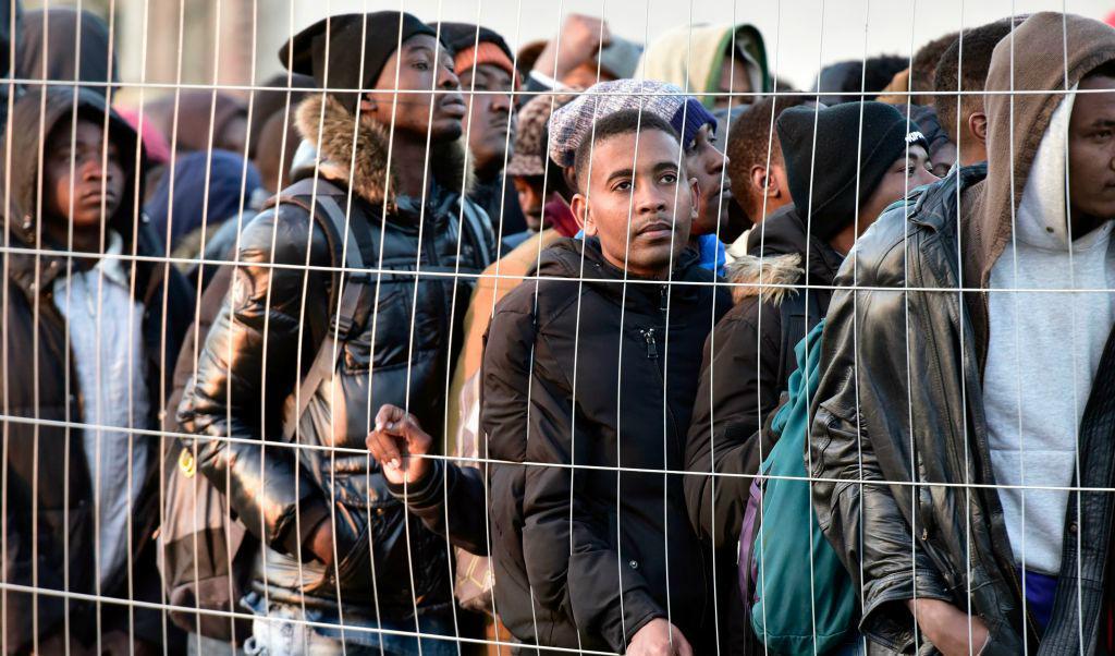 
Migranter och flyktingar köar vid ett stängsel i Paris den 9 maj 2017. Foto: Philippe Lopez/Getty Images                                            