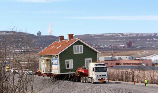 




På onsdagen flyttades det första huset i Kirunas stadsflytt. Foto: Susanne W Lamm                                                                                                                                                                                                                            