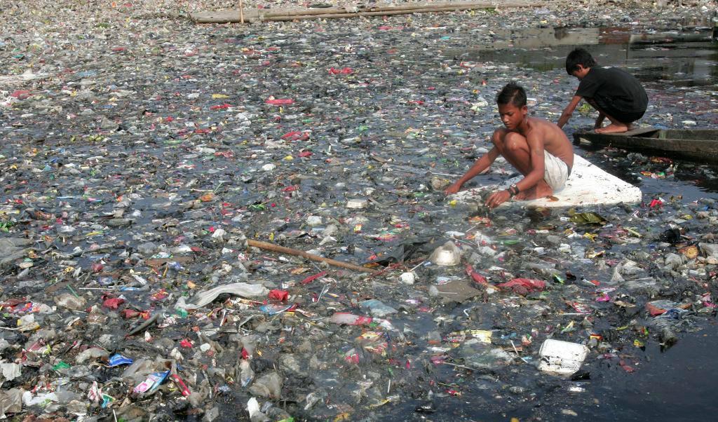 Indonesien är en av världens värsta havsnedskräpare. Nu har landet lovat att minska plastskräpet med 70 procent till år 2025. Arkivbild. Foto:
Tatan Syuflana/AP/TT