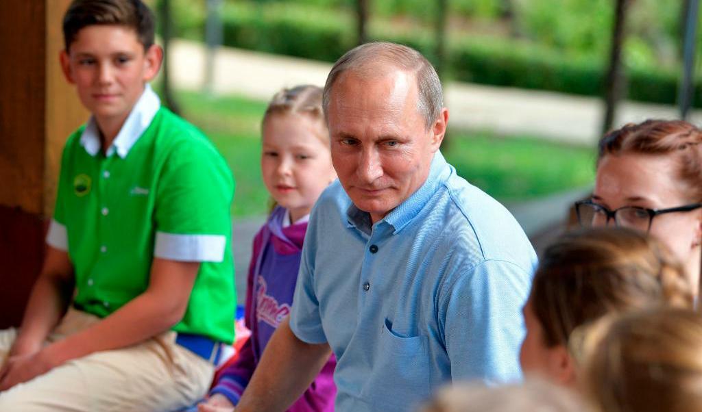 Rysslands president Vladimir Putin vid besöket på sommarlägret Artek på Krim. Foto: Alexei Druzhinin/ Kreml pool photo via AP