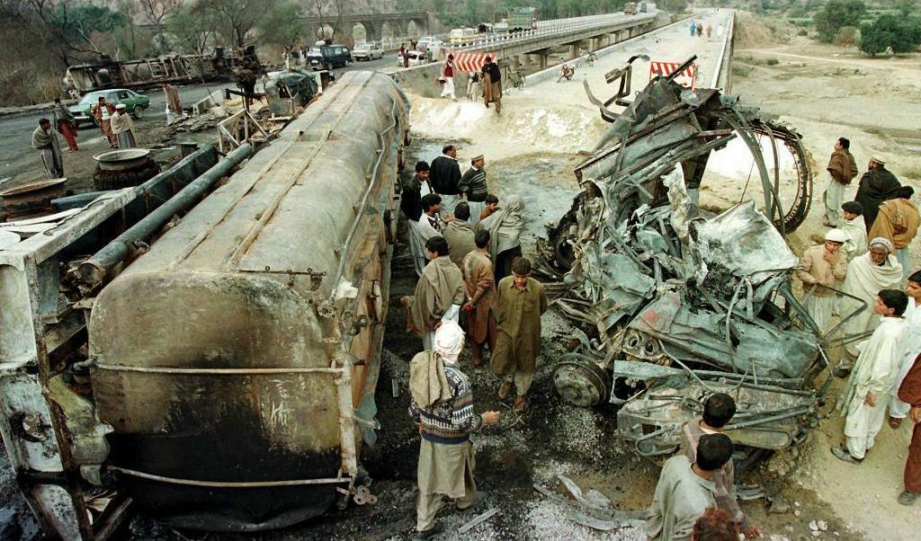 
Flera gånger på senare år har trafikolyckor med tankbilar inblandade fått svåra följder i Pakistan. Bilden är från en olycka 1998 på vägen mellan Islamabad och Lahore, där omkring 50 liv krävdes.
Foto: B K Bangash/AP/TT                                            