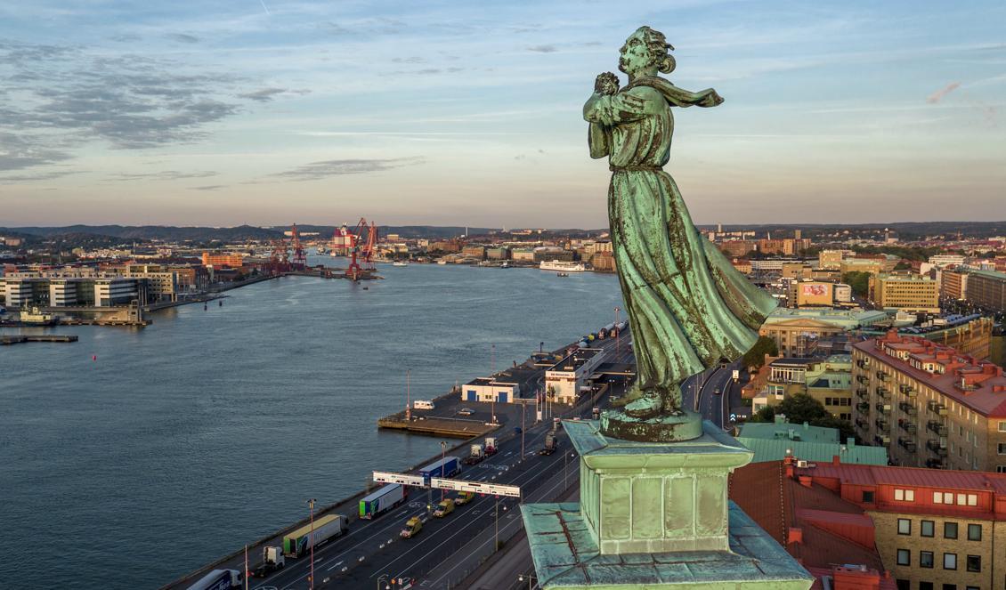 



På toppen av Sjömanstornet står Ivar Johnssons bronsskulptur Kvinna vid havet.                                                                                                                                                                                