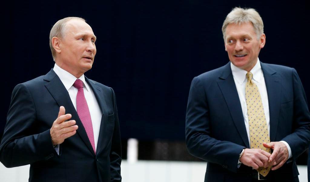 
Den ryske ledaren Vladimir Putin, till vänster, vid sidan om sin pressekreterare Dimitrij Peskov efter presidentens årliga tv-sända frågestund i juni. Foto: Alexander Zemlianichenko/AP/TT                                            