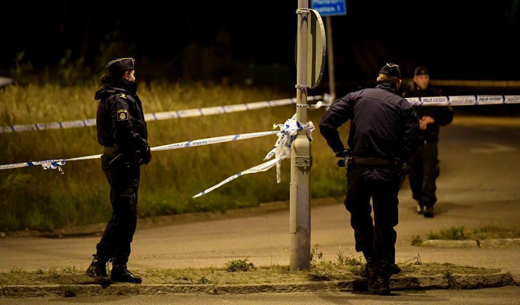 

Polisen har spärrat av ett område kring polisstationen i Lund efter att en person dykt upp med ett misstänkt föremål under sin bil. Foto: TT-arkivbild                                                                                        