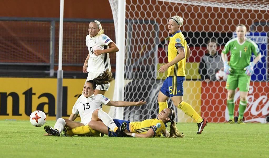 
Tysklands Mandy Islacker och Sara Doorsoun-Khajeh (liggande) lyckades den här gången inte besegra Kosovare Asllani (liggande), NIla Fischer och Hedvig Lindahls Sverige. Foto: Maja Suslin/TT                                            
