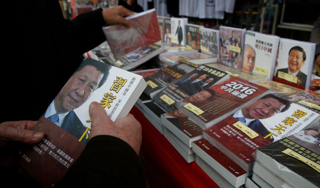 
En förbjuden bok på en marknad i Hongkong, där Gui Minhai drev sitt förlag och sin bokhandel. Foto: Kin Cheung/AP/TT-arkivbild                                            