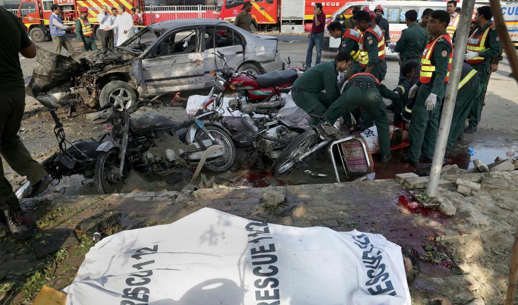Pakistansk ambulanspersonal flyttar en död person. Explosionen i Lahore har dödat minst 25 människor. Foto: K.M. Chaudary/AP/TT