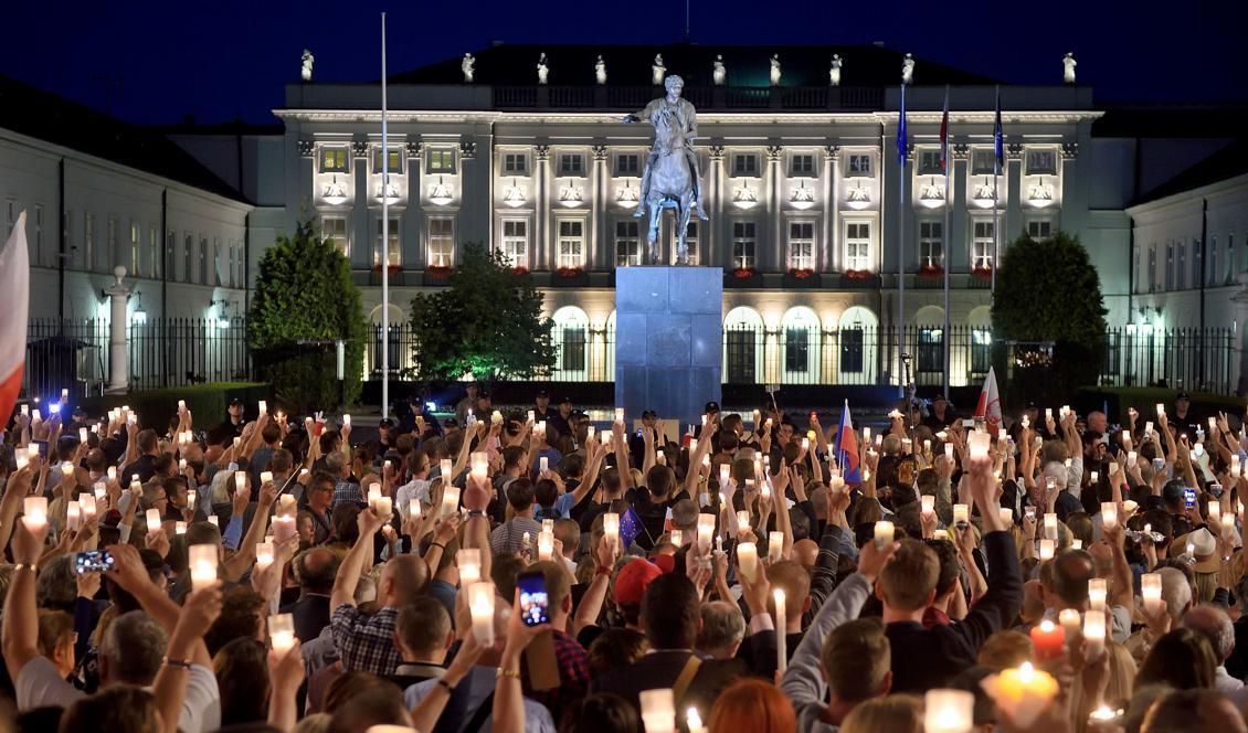 





Ljus tänds framför presidentpalatset i Warszawa i protest mot de nya lagförslagen. Foto: Adam Chelstowski/AFP/Getty Images                                                                                                                                                                                                                                                                        