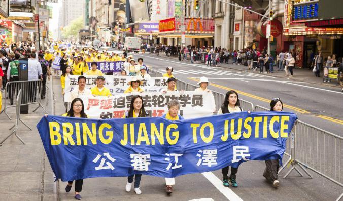 



Falungong-utövare i USA demonstrerar för att den tidigare regimledaren i Kina, Jiang Zemin, ska åtalas. Jiang inledde förföljelsen av falungong 1999, och den är den största politiska förföljelsekampanjen i Kina på senare tid. Foto: Edward Dye                                                                                                                                                                                