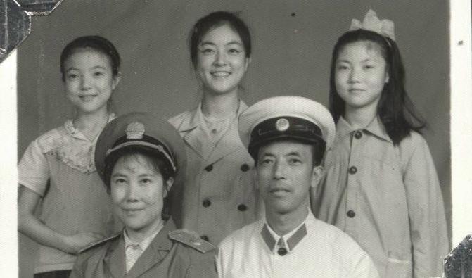 






Jennifer Zeng, högst upp i mitten, omgiven av sina systrar. Nedanför, hennes mor och far. Foto: privat                                                                                                                                                                                                                                                                                                                    