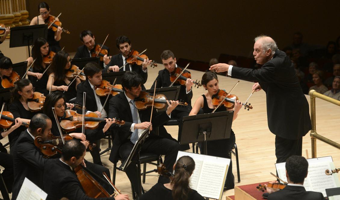Den argentiske dirigenten Daniel Barenboim och West-Eastern Divan Orchestra framför Beethovens symfoni nr 3, den 31 januari 2013 i Carnegie Hall, New York. Foto: STAN HONDA/AFP/Getty Images