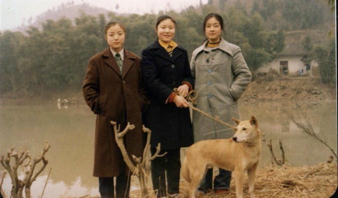 




Jennifer Zeng (höger) och hennes två systrar vid ett besök i faderns hemby. På grund av förföljelsen av falungong kunde ingen av de tre systrarna vara vid faderns sida när han dog. (Foto: privat)                                                                                                                                                                                                                            