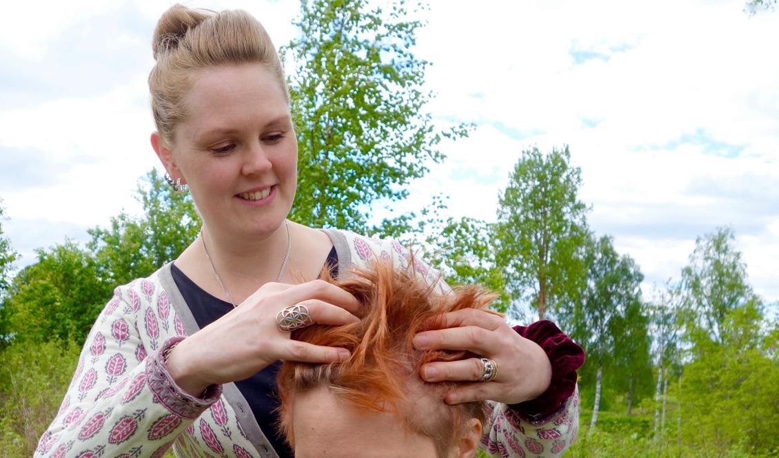 





Ekofrisörskan Jenny Rinander ger Sofia Ahlman en hårbottensmassage ute i naturen, den 4 juni 2016 under hållbarhetsfestivalen Kullar och Klang utanför Umeå. Foto: Eva Sagerfors                                                                                                                                                                                                                                                                            