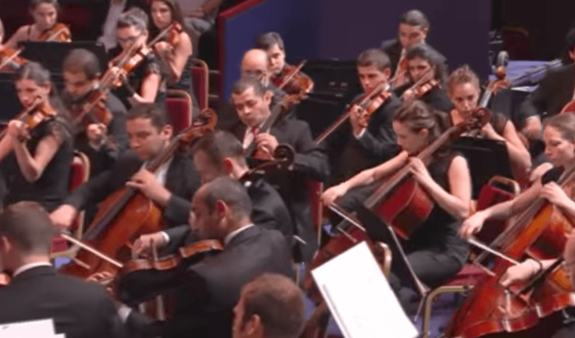 






West-Eastern Divan Orchestra och Daniel Barenboim framför Beethovens symfoni nr 8 på Royal Albert Hall i London 24 juli 2012. Foto: Skärmavbild                                                                                                                                                                                                                                                                                                                    