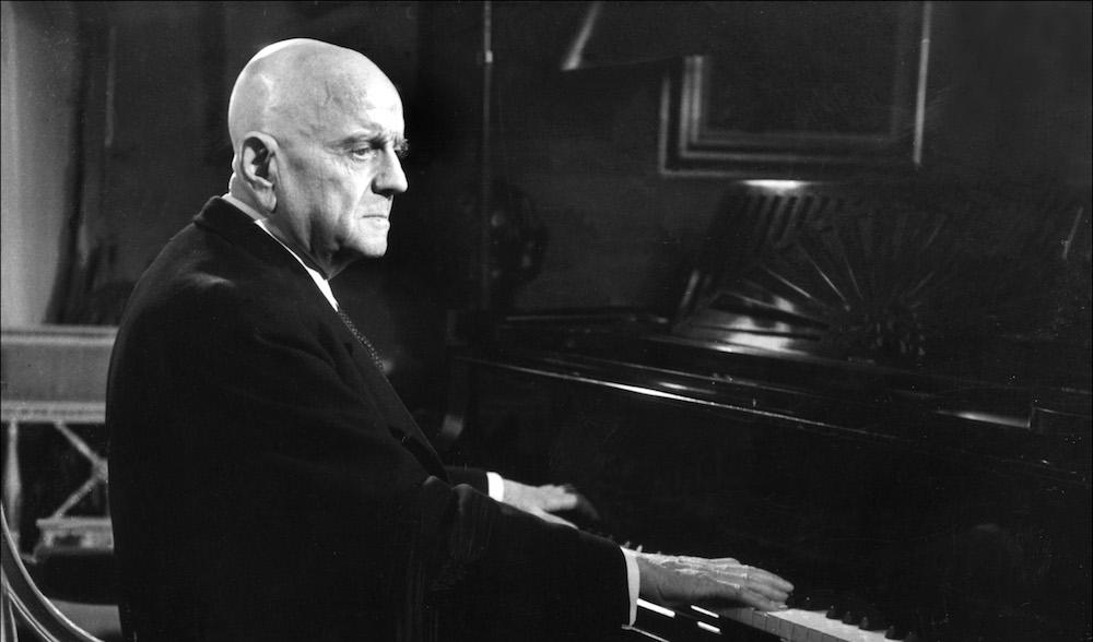 Finska tonsättaren Jean (Julius Christian) Sibelius (1865-1957) spelar piano, datum okänt. Foto: Getty Images/AFP