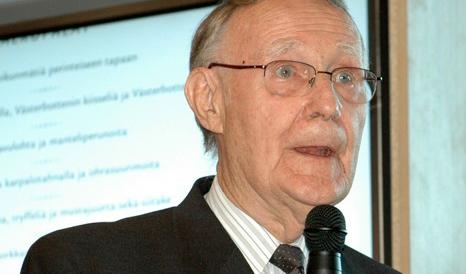 Ingvar Kamprad i Haparanda 2010. Det var här som Kamprad lät sig inspireras av landsbygdsminister Sven-Erik Bucht, tidigare kommunalråd i Haparanda, att öppna ett varuhus på svensk-finska gränsen.